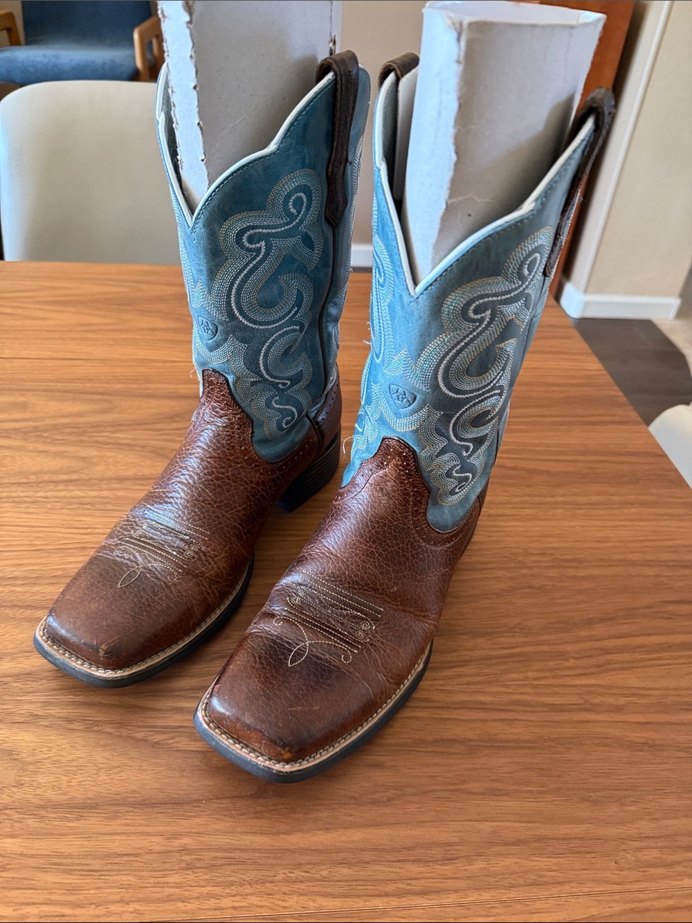 Ariat ladies cowboy boots 9.5